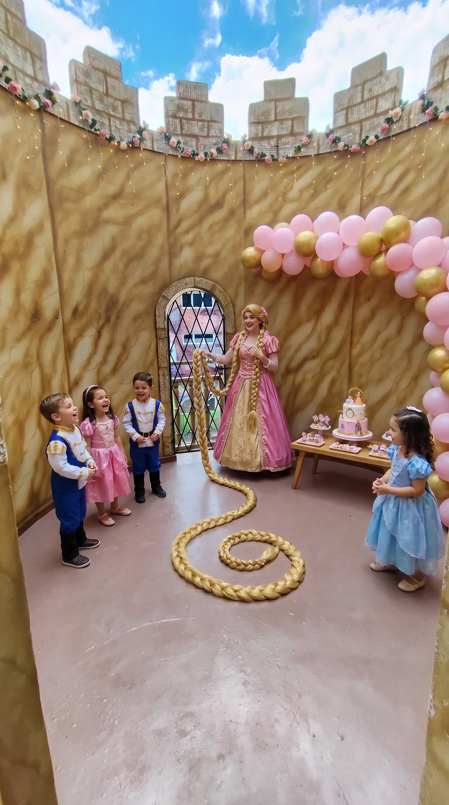 Interior da torre, com muro ameado, decoração de festa e mesa de bolo