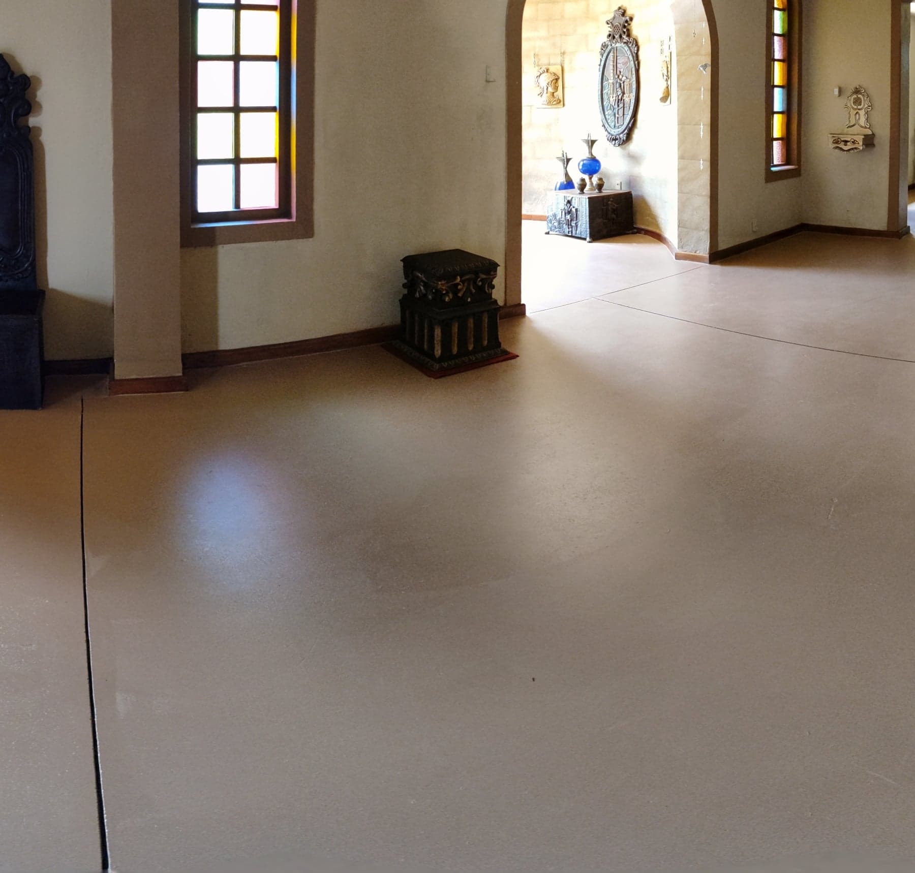 Salão do castelo vazio, sem montagem: piso, paredes e os vitrais