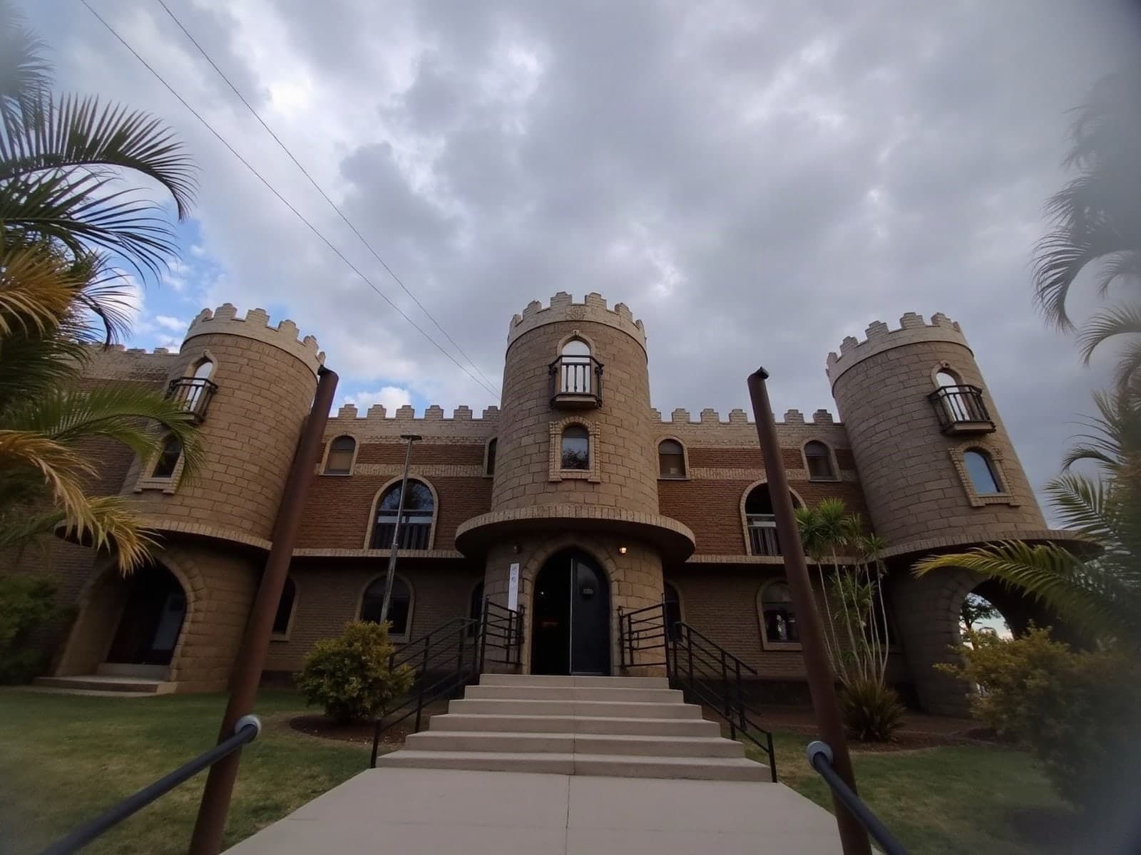 Fachada do Castello dos Pássaros, com as três torres ameadas e a escadaria de entrada